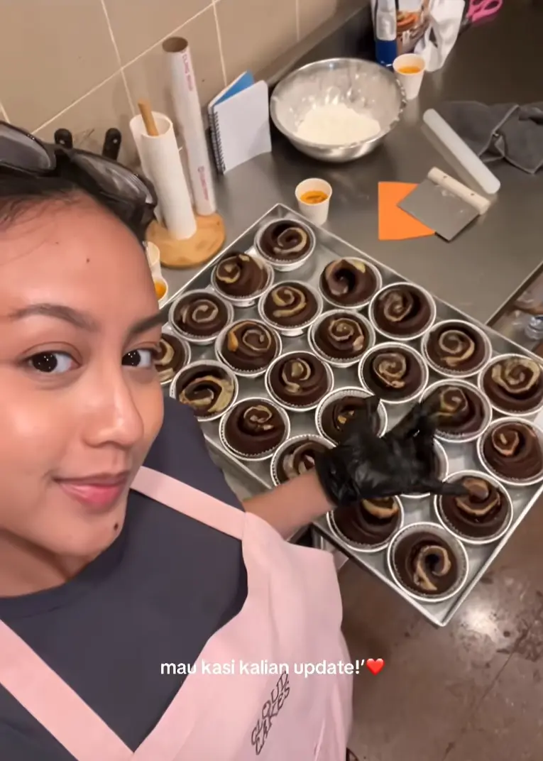 Cara Order Custom Cake & Hampers (via WhatsApp)